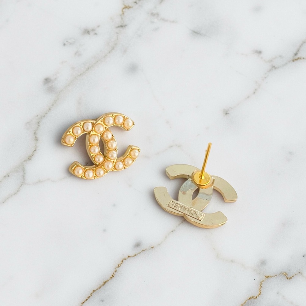 *LAST PAIR* Luxury Gold/Faux Pearl Signature Logo Upcycled Button Earring 18mm - Picture 2 of 2